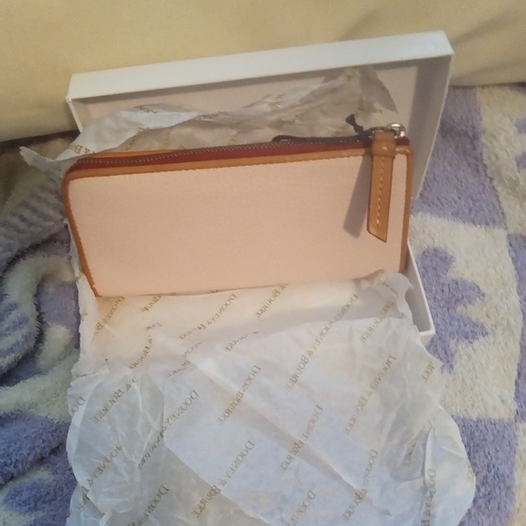 NWT NIB DOONEY AND BOURKE PEACH COLOR ZIP AROUND WALLET - Picture 3 of 6